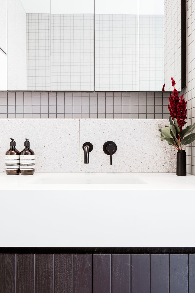 Foto på ett mellanstort funkis vit en-suite badrum, med ett fristående badkar, en öppen dusch, en vägghängd toalettstol, grå kakel, ett undermonterad handfat, bänkskiva i kvarts, med dusch som är öppen, mosaik, grå väggar, terrazzogolv och grått golv