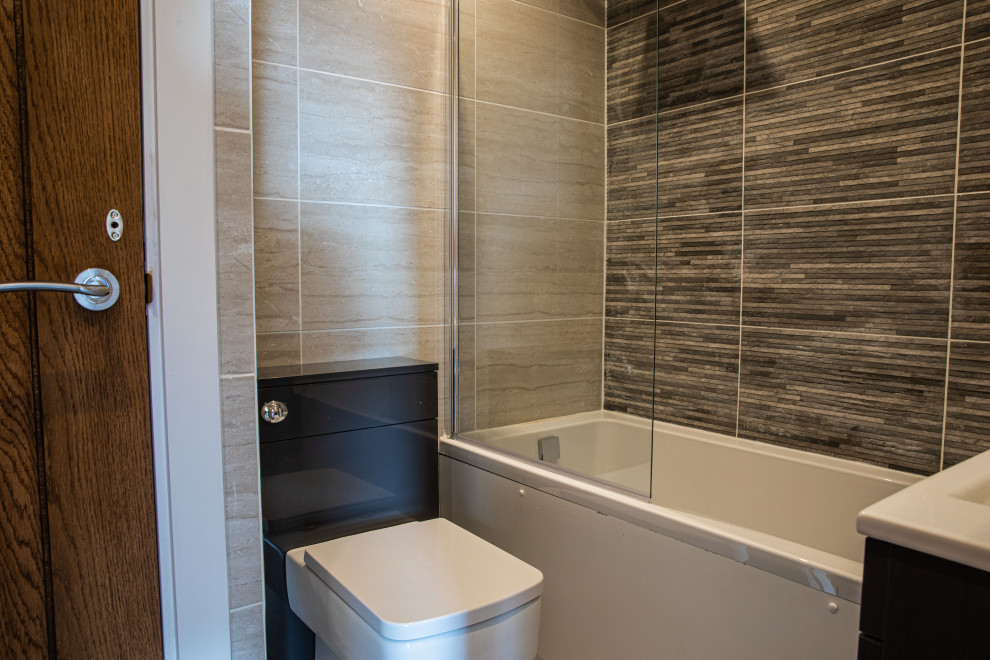 На фото: маленькая главная ванная комната в современном стиле с плоскими фасадами, серыми фасадами, накладной ванной, душем без бортиков, унитазом-моноблоком, серой плиткой, керамической плиткой, серыми стенами, полом из керамической плитки, монолитной раковиной, столешницей из бетона, серым полом, душем с распашными дверями, белой столешницей, тумбой под одну раковину, встроенной тумбой и многоуровневым потолком для на участке и в саду