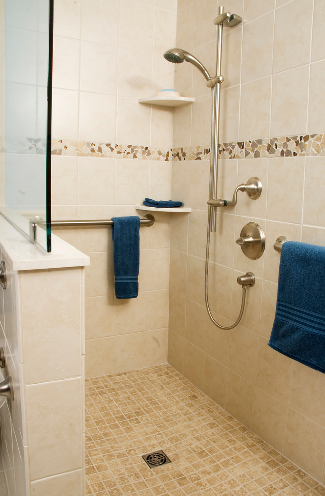 Esempio di una stanza da bagno con doccia tradizionale di medie dimensioni con doccia a filo pavimento, WC monopezzo, piastrelle beige, piastrelle nere, piastrelle grigie, piastrelle di ciottoli, pareti blu e pavimento con piastrelle in ceramica