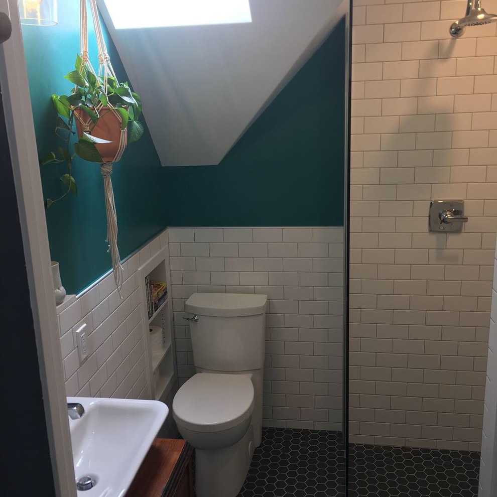 Idéer för ett litet lantligt badrum för barn, med våtrum, gröna väggar, cementgolv och svart golv