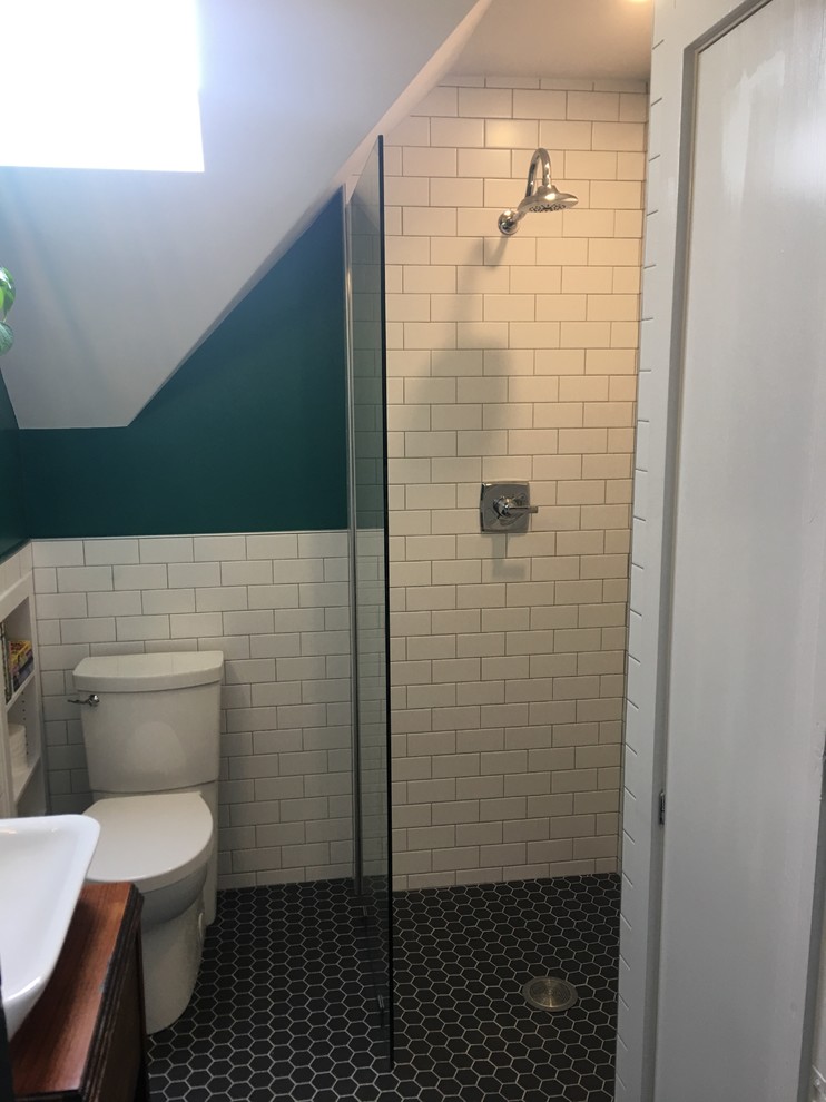 На фото: маленькая ванная комната в стиле кантри с душевой комнатой, раздельным унитазом, зеленой плиткой, плиткой кабанчик, зелеными стенами, полом из мозаичной плитки и черным полом для на участке и в саду с