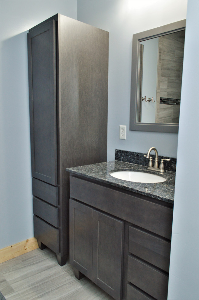Idéer för mellanstora lantliga blått en-suite badrum, med skåp i shakerstil, grå skåp, en öppen dusch, blå väggar, laminatgolv, ett undermonterad handfat, granitbänkskiva, grått golv och med dusch som är öppen