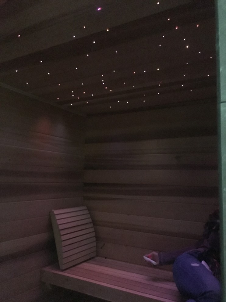 Immagine di una sauna rustica