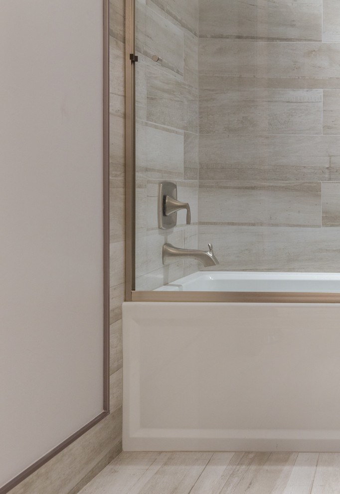 Свежая идея для дизайна: главная ванная комната среднего размера в современном стиле с угловой ванной, угловым душем, бежевой плиткой, бежевыми стенами и полом из керамической плитки - отличное фото интерьера