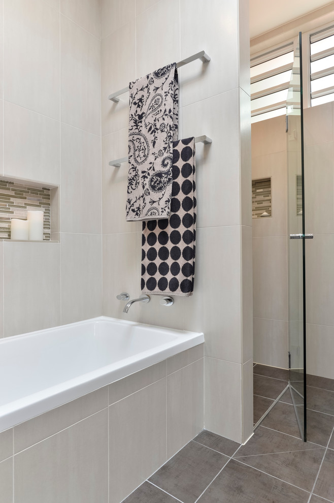 Esempio di una stanza da bagno padronale contemporanea di medie dimensioni con lavabo integrato, vasca ad alcova, doccia alcova, WC monopezzo, piastrelle in ceramica, pareti beige, pavimento con piastrelle in ceramica e piastrelle beige
