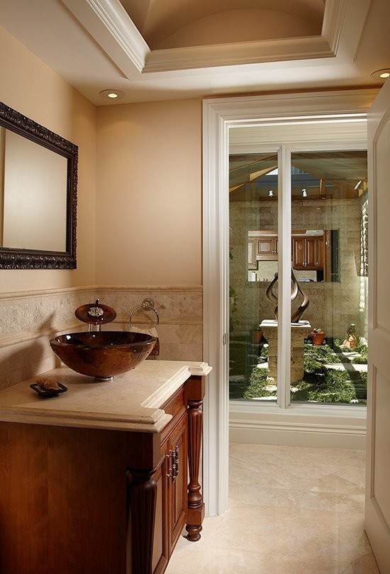 Exempel på ett klassiskt badrum med dusch, med ett fristående handfat och skåp i mörkt trä