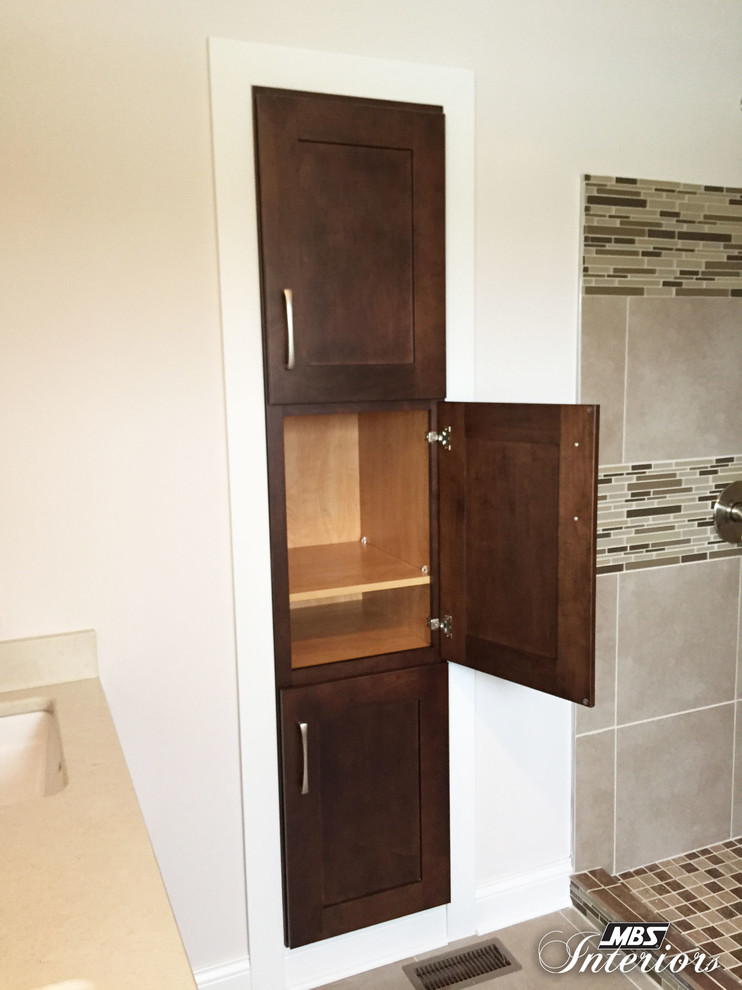 Ispirazione per una stanza da bagno padronale classica di medie dimensioni con ante in legno bruno, ante con riquadro incassato e doccia aperta