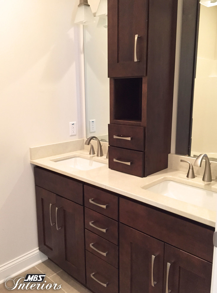 Foto di una stanza da bagno padronale chic di medie dimensioni con ante in legno bruno, lavabo sottopiano, ante con riquadro incassato e pareti beige