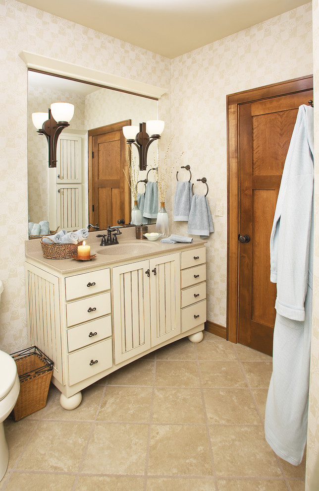 Diseño de cuarto de baño clásico pequeño con lavabo integrado, armarios con paneles empotrados, puertas de armario blancas, aseo y ducha, paredes beige, suelo de baldosas de cerámica y suelo beige