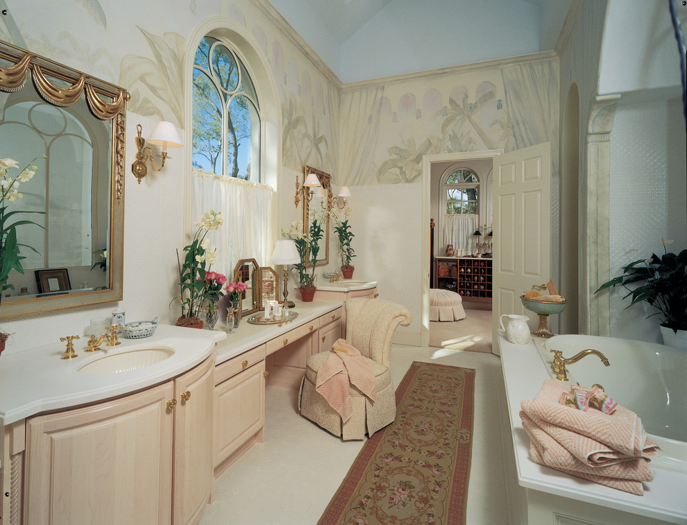Пример оригинального дизайна: большая главная ванная комната в классическом стиле с фасадами с выступающей филенкой, бежевыми фасадами, бежевыми стенами, врезной раковиной и столешницей из искусственного камня