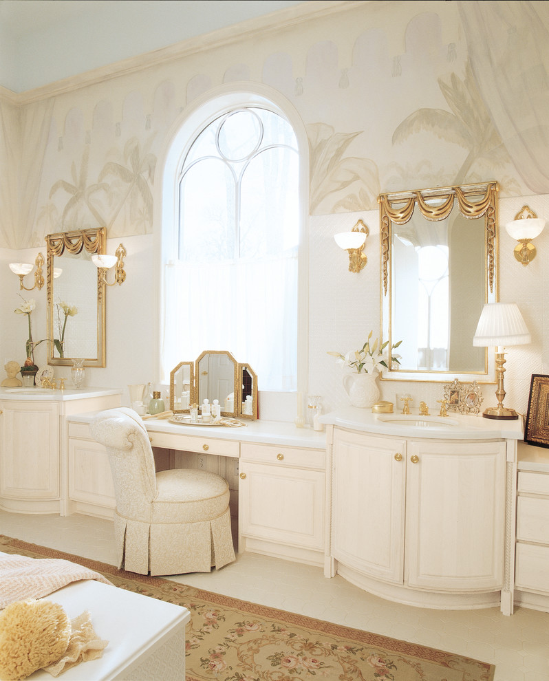 Пример оригинального дизайна: большая главная ванная комната в классическом стиле с бежевыми стенами, врезной раковиной, фасадами с выступающей филенкой, столешницей из искусственного камня и бежевыми фасадами