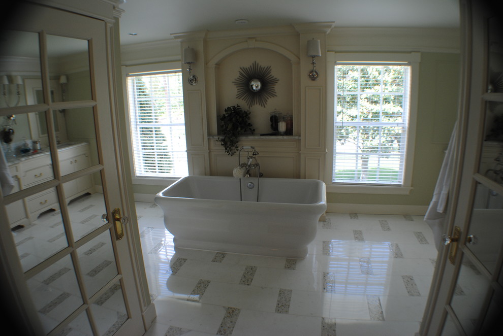 Klassisk inredning av ett en-suite badrum, med vita skåp, granitbänkskiva, ett fristående badkar och en dubbeldusch