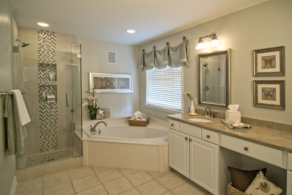 Immagine di una stanza da bagno padronale contemporanea di medie dimensioni con ante bianche, doccia ad angolo, piastrelle beige, pareti beige, lavabo sottopiano e vasca da incasso