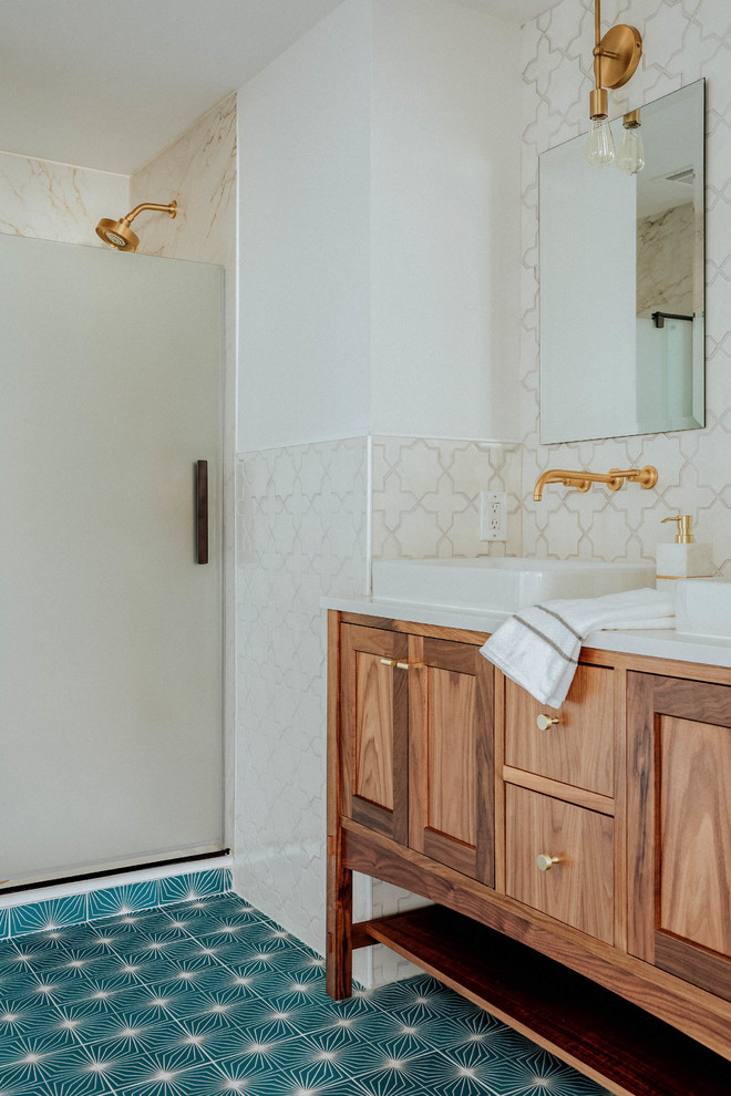 На фото: ванная комната в стиле фьюжн с белой плиткой, керамической плиткой, белыми стенами, полом из керамической плитки, синим полом и душем с распашными дверями
