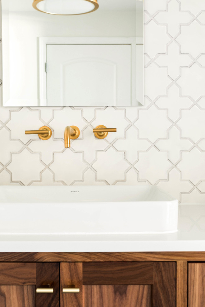 Stilmix Badezimmer mit weißen Fliesen, Keramikfliesen, weißer Wandfarbe, Keramikboden, blauem Boden und Falttür-Duschabtrennung in Atlanta