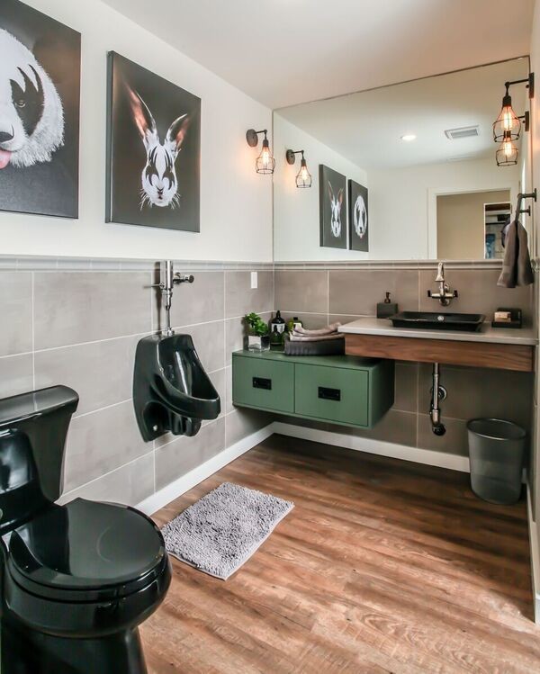 Mittelgroßes Modernes Duschbad mit flächenbündigen Schrankfronten, grünen Schränken, freistehender Badewanne, Toilette mit Aufsatzspülkasten, weißer Wandfarbe, dunklem Holzboden, Einbauwaschbecken und Quarzwerkstein-Waschtisch in Calgary