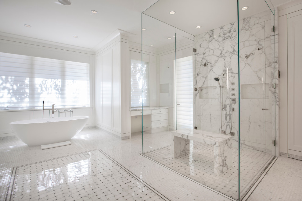 Foto på ett stort vintage en-suite badrum, med vita skåp, marmorbänkskiva, vit kakel och vita väggar