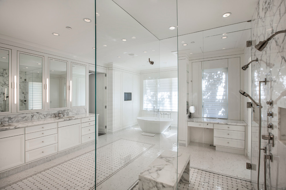 Foto de cuarto de baño principal clásico renovado grande con puertas de armario blancas, encimera de mármol, baldosas y/o azulejos blancos y paredes blancas