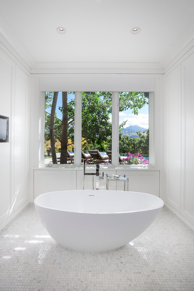 Ejemplo de cuarto de baño principal clásico renovado grande con puertas de armario blancas, encimera de mármol, bidé, baldosas y/o azulejos blancos y paredes blancas