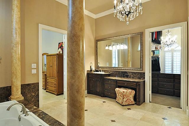 Inredning av ett medelhavsstil mycket stort en-suite badrum, med marmorbänkskiva