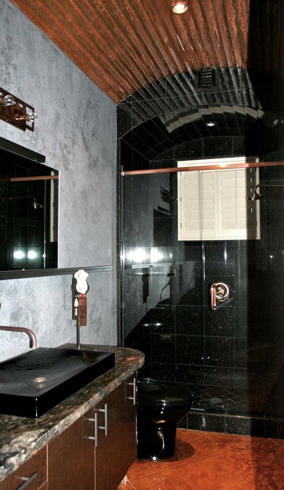 Foto di una grande stanza da bagno industriale con lavabo a bacinella, ante lisce, doccia alcova, top in granito e pavimento in cemento