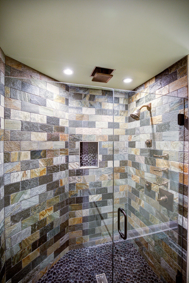 Idee per una stanza da bagno contemporanea con doccia alcova, piastrelle multicolore, piastrelle in pietra e porta doccia a battente