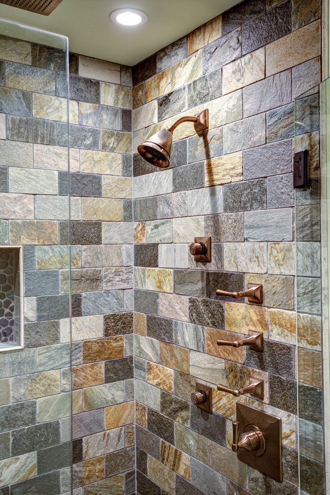 Idéer för ett modernt badrum, med en dusch i en alkov, flerfärgad kakel, stenkakel och dusch med gångjärnsdörr