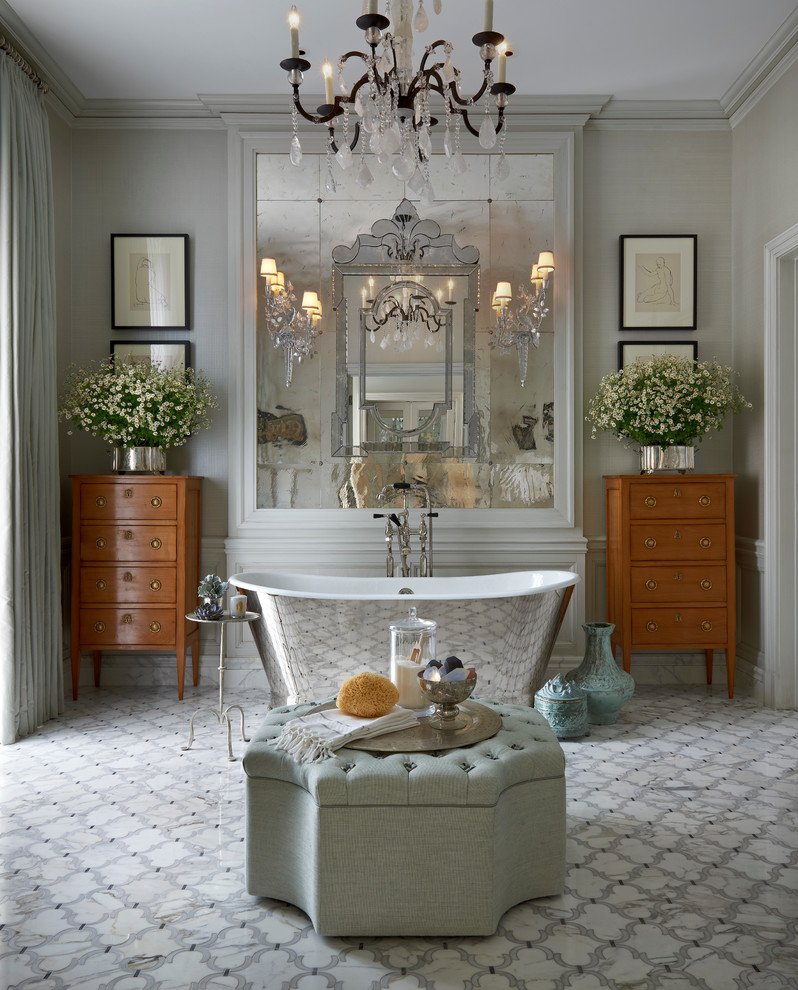 Imagen de cuarto de baño tradicional con bañera exenta y paredes grises