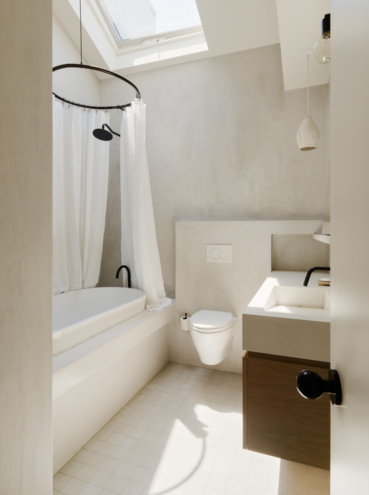 Стильный дизайн: ванная комната среднего размера в современном стиле с темными деревянными фасадами, накладной ванной, душем над ванной, душевой кабиной, монолитной раковиной, плоскими фасадами, биде, белыми стенами, полом из мозаичной плитки, столешницей из искусственного камня, шторкой для ванной и белой столешницей - последний тренд