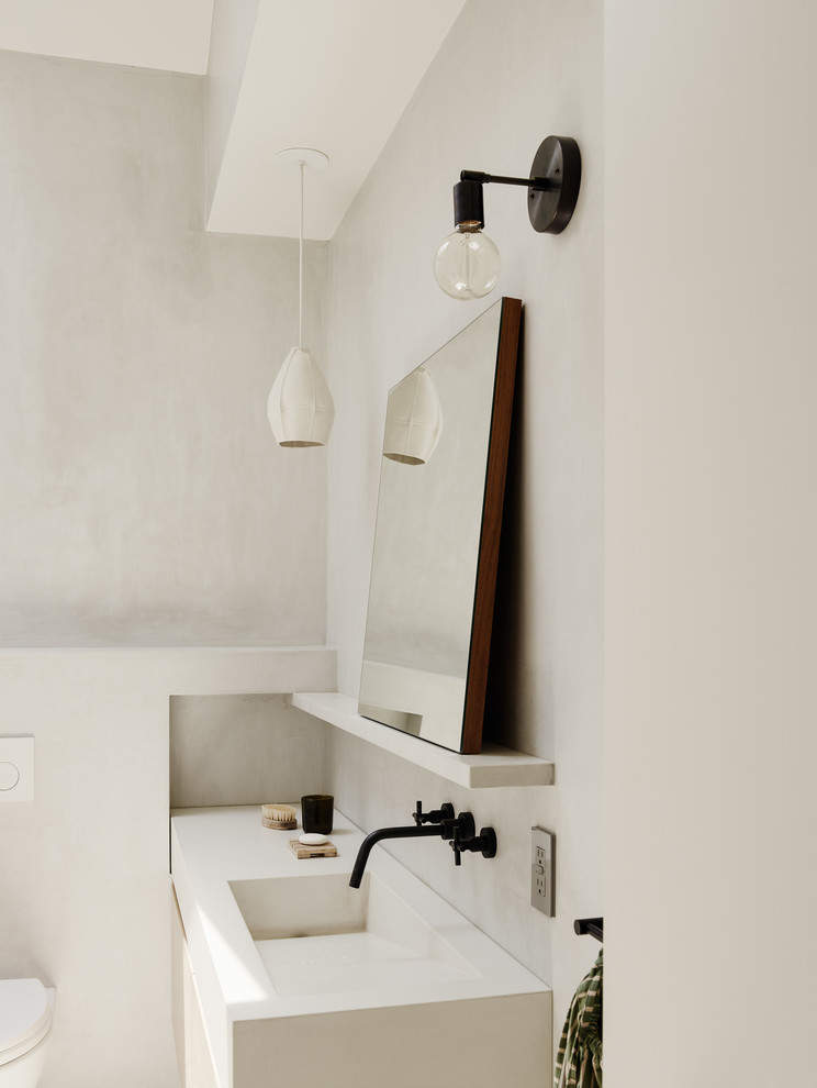 На фото: ванная комната среднего размера в современном стиле с биде, белыми стенами, душевой кабиной, монолитной раковиной и белыми фасадами