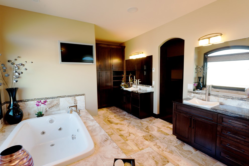 Inspiration för ett stort vintage en-suite badrum, med ett nedsänkt handfat, luckor med infälld panel, skåp i mörkt trä, ett platsbyggt badkar, en hörndusch, flerfärgad kakel och gula väggar