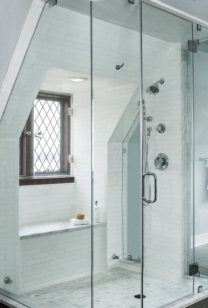 На фото: ванная комната в классическом стиле с каменной плиткой