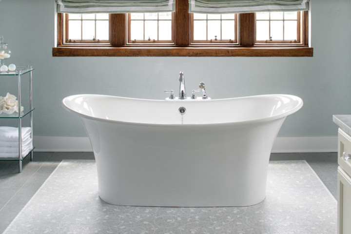 ニューヨークにあるトラディショナルスタイルのおしゃれな浴室 (置き型浴槽、グレーのタイル) の写真