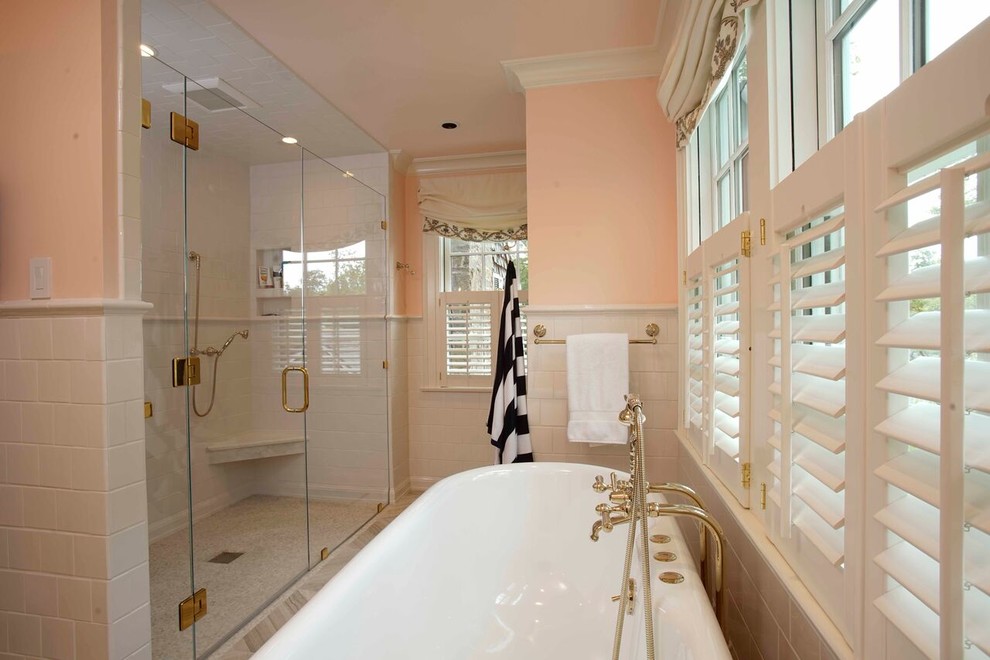 Стильный дизайн: главная ванная комната среднего размера в классическом стиле с отдельно стоящей ванной, душем в нише, раздельным унитазом, белой плиткой, раковиной с пьедесталом, фасадами с декоративным кантом, белыми фасадами, каменной плиткой, розовыми стенами, мраморным полом и мраморной столешницей - последний тренд