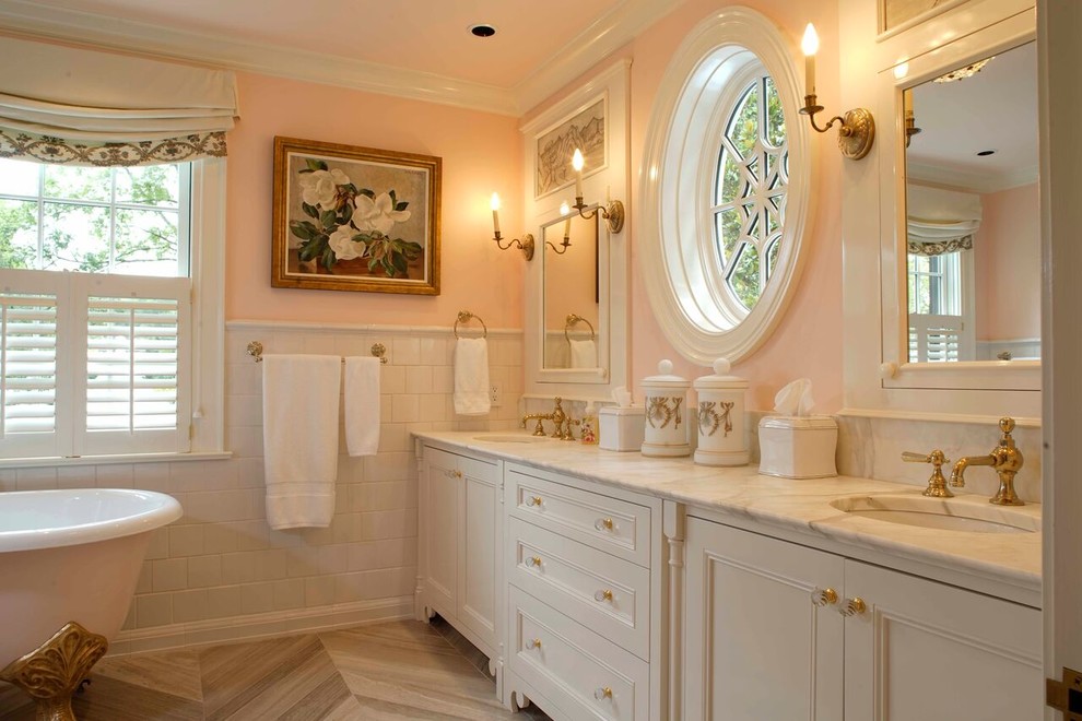 Стильный дизайн: главная ванная комната среднего размера в классическом стиле с отдельно стоящей ванной, душем в нише, раздельным унитазом, белой плиткой, врезной раковиной, фасадами с декоративным кантом, белыми фасадами, каменной плиткой, розовыми стенами, мраморным полом и мраморной столешницей - последний тренд