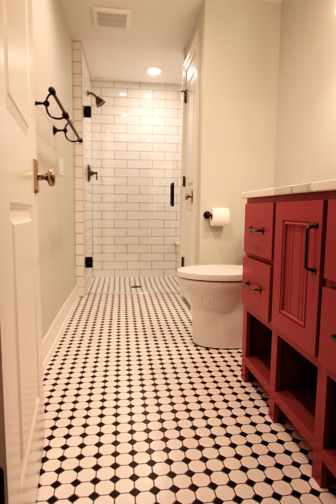 Kleines Klassisches Duschbad mit roten Schränken, Duschnische, schwarz-weißen Fliesen, Metrofliesen, grauer Wandfarbe, Keramikboden, Einbauwaschbecken und Quarzwerkstein-Waschtisch in Omaha