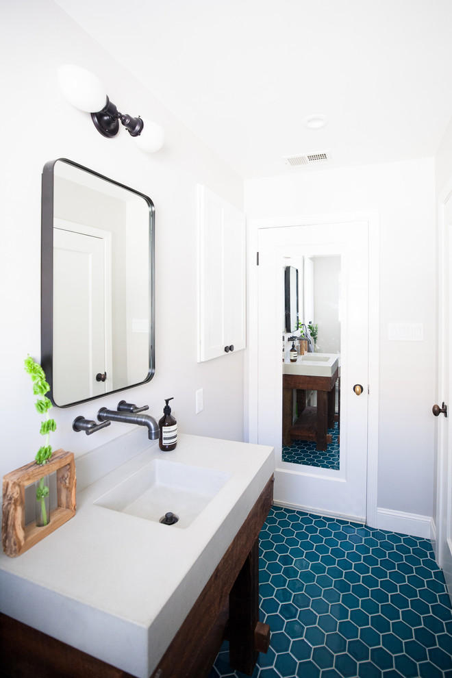 Klassisk inredning av ett litet vit vitt badrum för barn, med bruna skåp, en dusch/badkar-kombination, vit kakel, vita väggar, klinkergolv i keramik, blått golv och med dusch som är öppen