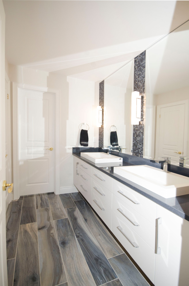 Inredning av ett modernt mellanstort en-suite badrum, med vita väggar, klinkergolv i porslin, ett fristående handfat, grått golv, dusch med gångjärnsdörr, släta luckor, vita skåp, en dusch i en alkov, grå kakel, mosaik, bänkskiva i kvarts och en toalettstol med hel cisternkåpa