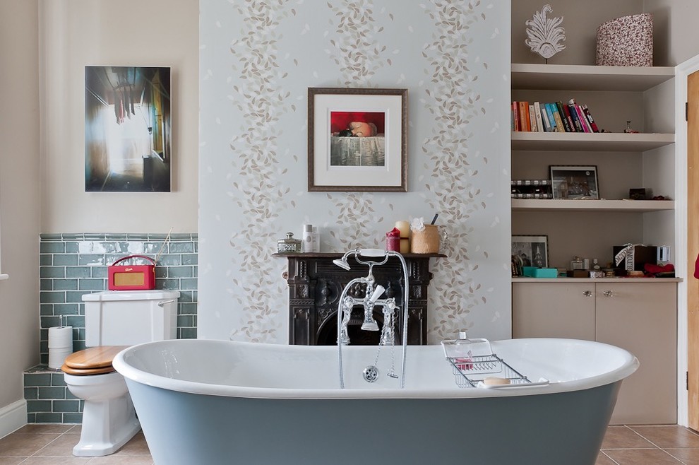 Идея дизайна: главная ванная комната среднего размера в стиле шебби-шик с отдельно стоящей ванной, унитазом-моноблоком, синей плиткой, керамической плиткой, коричневыми стенами, полом из керамической плитки и коричневым полом