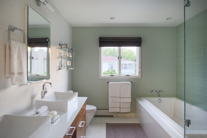 На фото: большая ванная комната в современном стиле с настольной раковиной, плоскими фасадами, фасадами цвета дерева среднего тона, столешницей из искусственного кварца, белой плиткой, каменной плиткой, белыми стенами и мраморным полом с