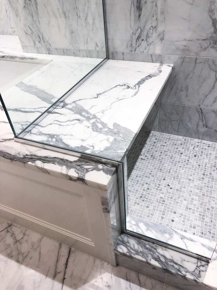 Réalisation d'une salle de bain minimaliste avec un plan de toilette en marbre.