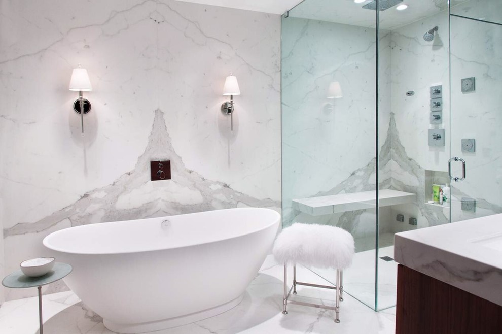 Idées déco pour une salle de bain principale classique avec des carreaux de porcelaine, un mur blanc, une baignoire indépendante et une douche à l'italienne.
