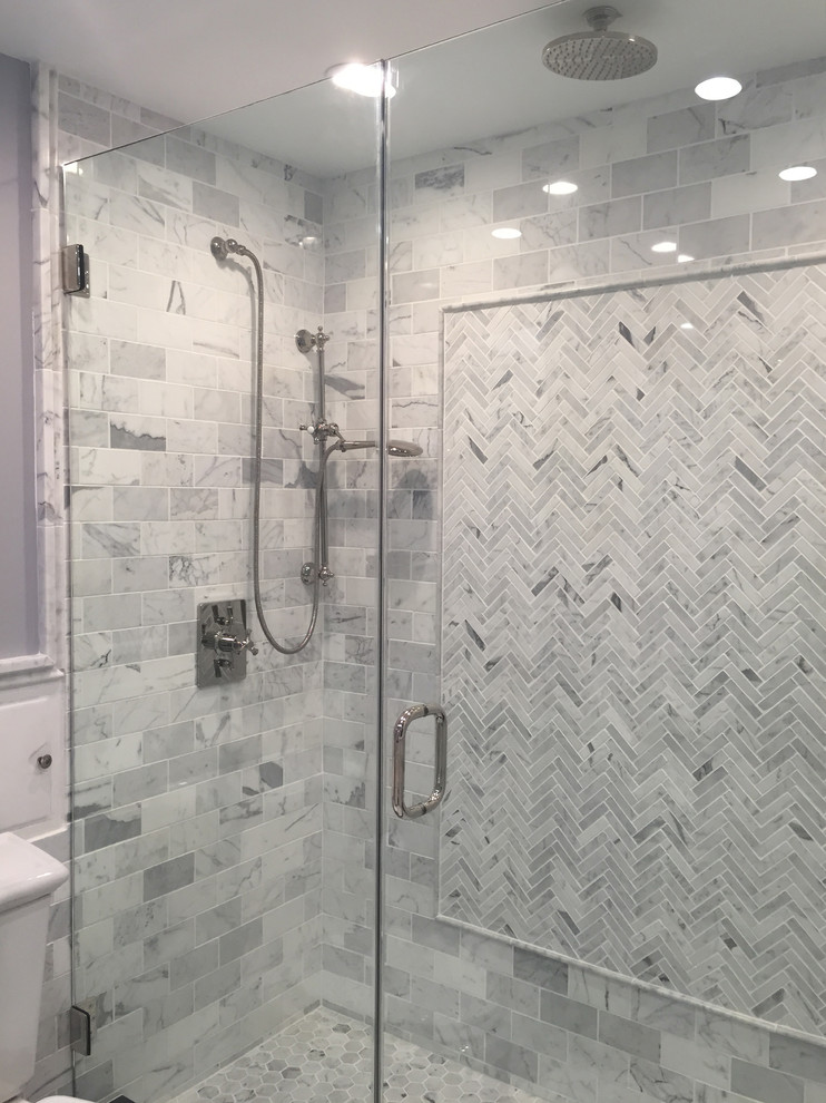 Diseño de cuarto de baño principal actual con ducha esquinera, baldosas y/o azulejos blancos, baldosas y/o azulejos de piedra, paredes grises y suelo de mármol