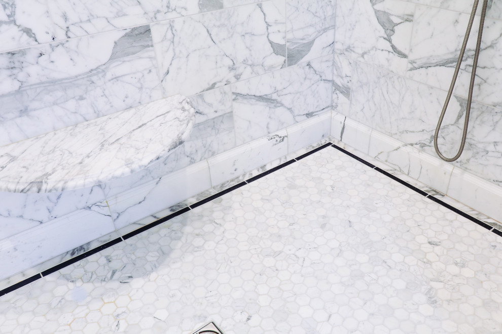 Idée de décoration pour une très grande salle de bain principale champêtre avec un placard avec porte à panneau encastré, des portes de placard blanches, une baignoire posée, une douche double, un carrelage blanc, du carrelage en marbre, un mur gris, un sol en marbre, un lavabo encastré, un plan de toilette en marbre, un sol blanc, une cabine de douche à porte battante et un plan de toilette blanc.
