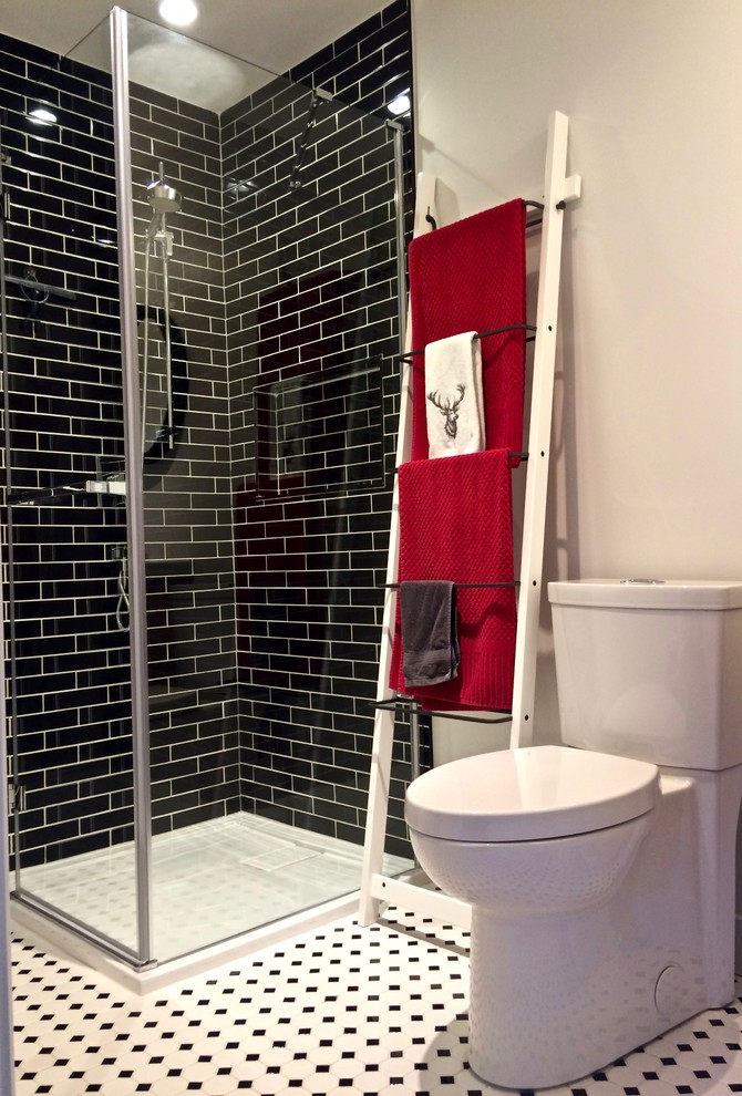 Réalisation d'une petite salle de bain minimaliste en bois clair avec un placard à porte plane, WC séparés, un carrelage noir et blanc, des carreaux de céramique, un mur blanc, un sol en carrelage de céramique, un lavabo intégré et un plan de toilette en surface solide.