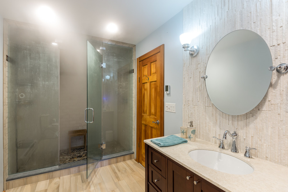 Ispirazione per una stanza da bagno padronale minimal di medie dimensioni con doccia doppia, ante in stile shaker, ante in legno bruno, pareti blu, lavabo sottopiano e top in quarzite