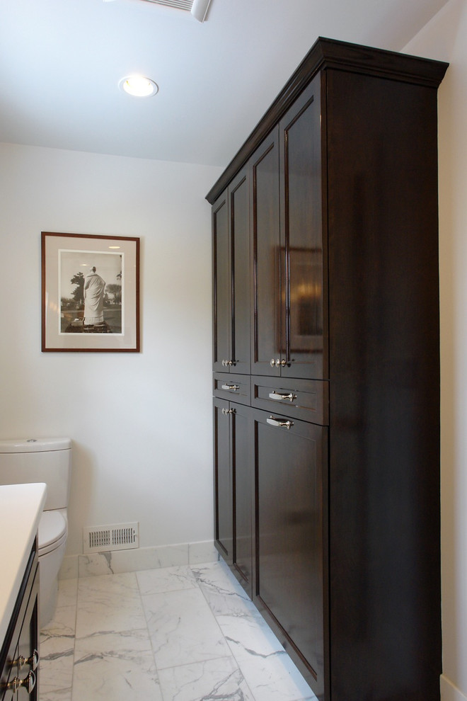 Idéer för mellanstora vintage badrum, med ett undermonterad handfat, skåp i shakerstil, skåp i mörkt trä, bänkskiva i kvarts, en toalettstol med separat cisternkåpa, vit kakel, stenkakel, vita väggar och klinkergolv i porslin