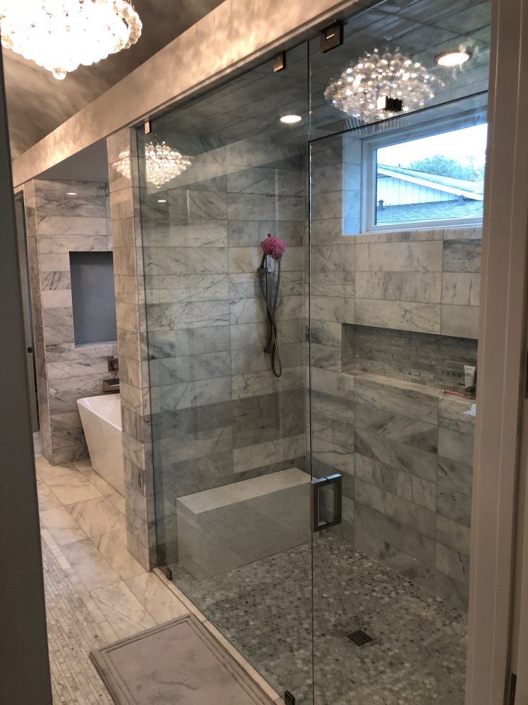 Réalisation d'une douche en alcôve design avec un carrelage gris, du carrelage en marbre et une cabine de douche à porte battante.