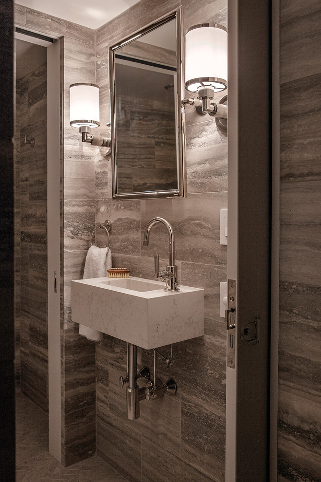 Esempio di una stanza da bagno con doccia design con piastrelle grigie, piastrelle in pietra, pareti grigie, pavimento in pietra calcarea, lavabo sospeso e top in pietra calcarea