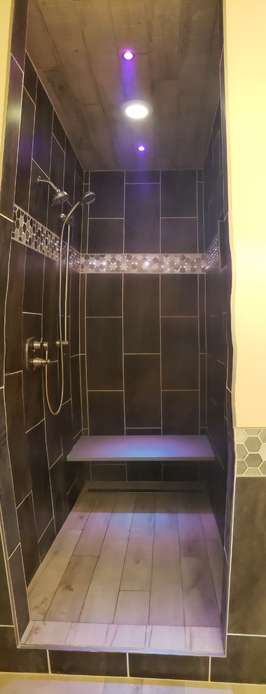 Foto på ett mellanstort funkis en-suite badrum, med ett fristående badkar, en dusch i en alkov, grå kakel, bänkskiva i kvartsit och dusch med gångjärnsdörr
